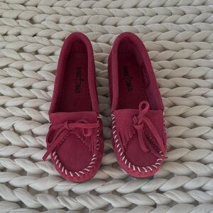 Minnetonka women’s Moccasins - Deep Pink Size 6.5 like new